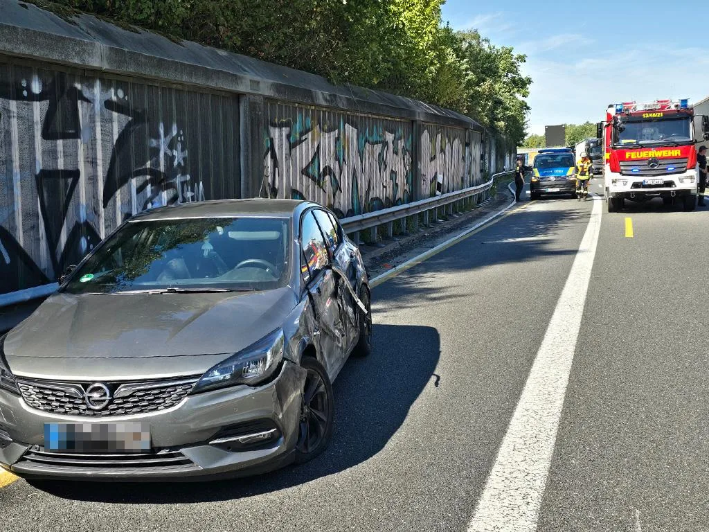 Unfall-auf-A7-bei-Maschen-PKW-kollidiert-mit-LKW