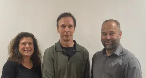 Timo Röntsch (rechts) kandidiert für die Freien Wähler als Bürgermeister, Dr. Irmelin Schütze und Willy Klingenberg gratulieren. Foto: ein