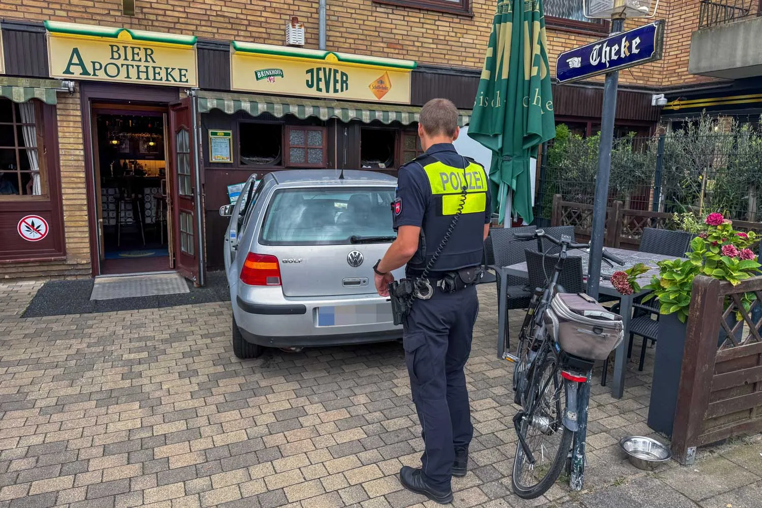 Senior-verliert-Kontrolle-Auto-kracht-gegen-Bier-Apotheke