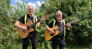 Das Duo Plückfiedel spielt in Hörsten. Foto: ein