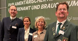 Austausch über Brauchtum und Ehrenamt im Bundestag. v.l.n.r.: Marco Wittig (Kreisschießobmann der Jägerschaft Landkreis Harburg e.V. und 1. Vorsitzender des Schützenvereins Brackel u. Umg. E.V.), Dr. Cornell Babendererde MdB, Anke Grabe (Jägerschaft Landkreis Harburg e.V.) und Lars Bathke (Vizepräsident des Deutschen Schützenbundes e.V.).