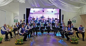 Das Blasorchester des TV Meckelfeld freut sich auf seine Gäste beim Kaffee-und-Kuchen-Konzert in der Burg Seevetal. Foto: Musik im TVM