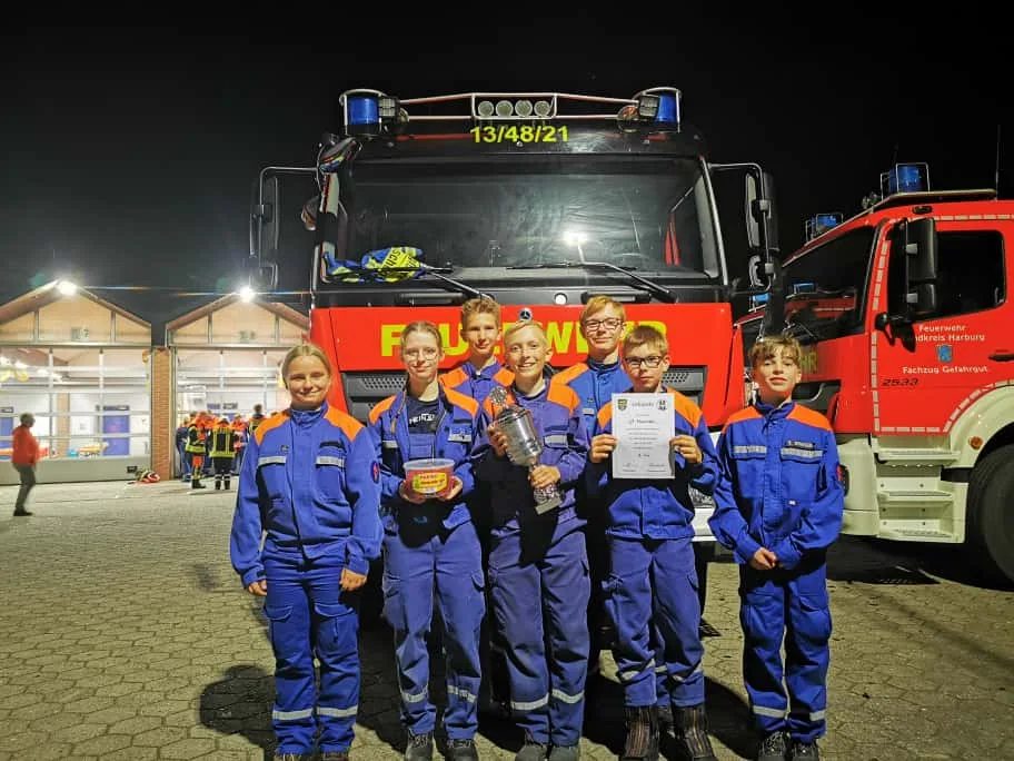 Jugendfeuerwehr-Maschen-siegt-beim-Seevetaler-Nachtmarsch