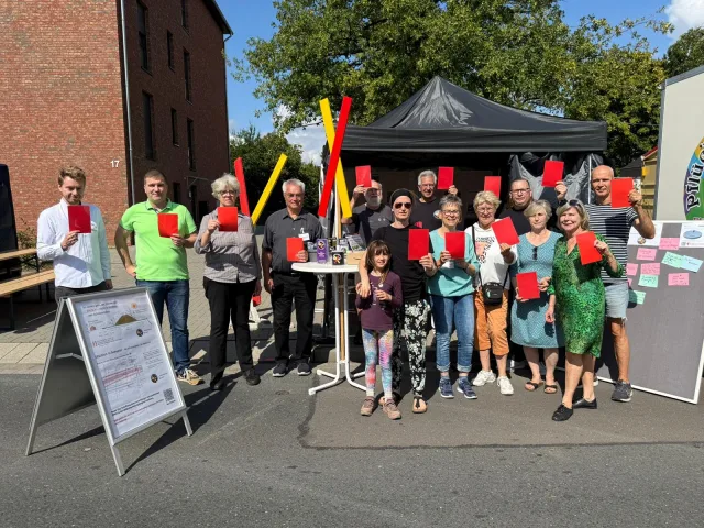 Gemeinsam haben verschiedene Seevetaler Politiker ein Zeichen gegen die Neubaupläne der Deutschen Bahn gesetzt. Foto: ein