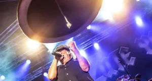 We Salute You bringt die Energie von AC/DC auf die Bühne der Burg Seevetal. Foto: Jana Breternitz