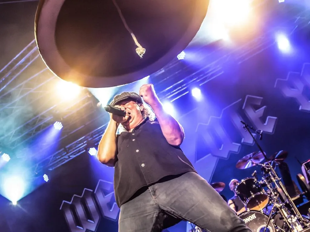 Donnernde-Kanonen-und-lodernde-Flammen-Europas-spektakul-rste-AC-DC-Show-rockt-Seevetal