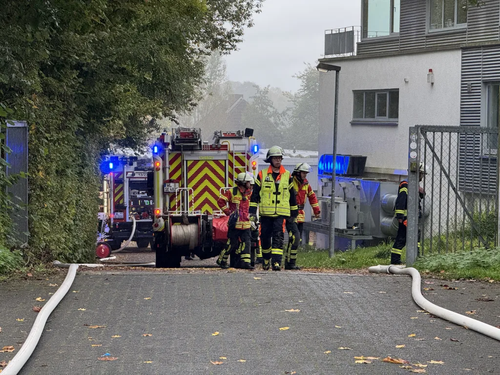 Feuer-in-Firma-sorgt-f-r-gro-e-Rauchentwicklung