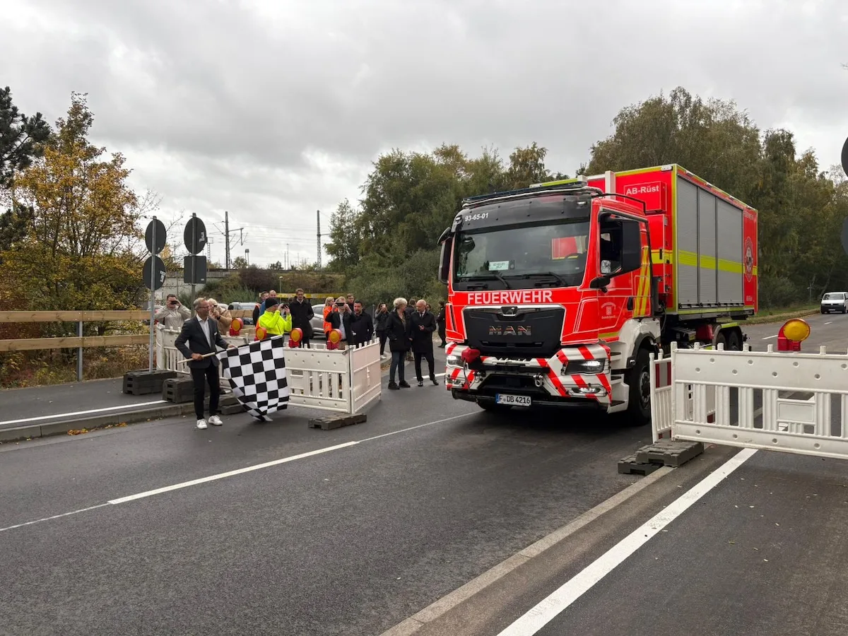 Nach-langem-Warten-Fahrzeuge-rollen-wieder-ber-Decatur-Br-cke