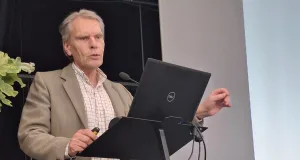 Forstdirektor Maushake zeigt eindrucksvolle Aufnahmen vom Truppenübungsplatz. Foto: C. Weede