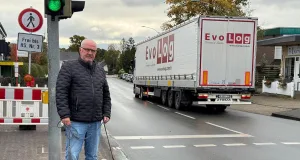 Ortsbürgermeister Peter Langenbeck machte sich ein Bild von der Situation vor Ort. Im Minutentakt standen Lkws vor der Absperrung und mussten den Rückwärtsgang einlegen. Foto: Hamann