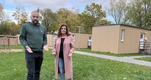 Timo Röntsch (Fraktionsvorsitzender Freie Wähler) und Dr. Irmelin Schütze wollen den Verkauf der Tiny Häuser. Foto: ein