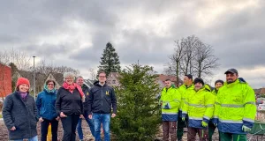 Freuen sich über den nachhaltigen Weihnachtsbaum. Von links: Janine Stille (Stabsstelle Umwelt), Katrin Hilpert (Bauamtsleiterin), Emily Weede (Bürgermeisterin Gemeinde Seevetal), gleich links der Eibe: Constantin Hohenberg (Geschäftsführer Hohenberg GmbH) und Mitarbeiter der Firma Hohenberg GmbH. Foto: Gemeinde Seevetal
