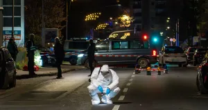 Die Polizei sicherte nach der Tat Spuren auf der Glüsinger Straße in Meckelfeld. Foto: JOTO