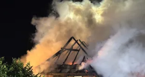 Das Dach des Reetdachhauses steht im Vollbrand. Foto: Hamann