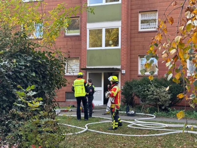 ie Feuerwehr rettete mehr als zehn Menschen aus dem verrauchten Gebäude an der Alten Bahnhofstraße.Foto: Hamann