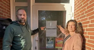 Timo Röntsch und Dr. Irmelin Schütze vor der seit über einem Jahr geschlossenen Ortsverwaltung in Ramelsloh. Foto: ein