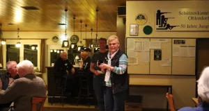 Helga Sahling gewann das Schweineschießen der Ohlendorfer Schützen mit einem Gesamtteiler von 278 und erhielt 15 Kilogramm Fleisch sowie den neu gestifteten Schweineorden. Foto: ein