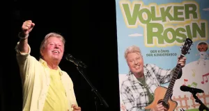 Kinderliedermacher begeistert Volker Rosin begeistert Jung und Alt in Fleestedt. Foto: Thomas Dieskau