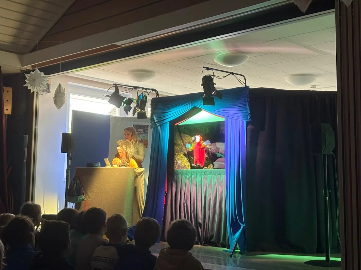 Puppentheater-Netzdschungel-sensibilisiert-Grundschulkinder-f-r-sicheren-Umgang-im-Internet