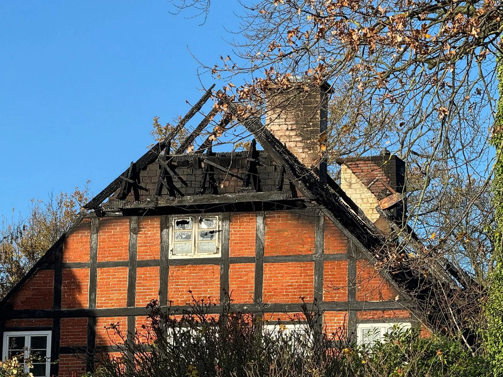 Millionenschaden-nach-Brand-eines-Reetdachhauses-in-Seevetal