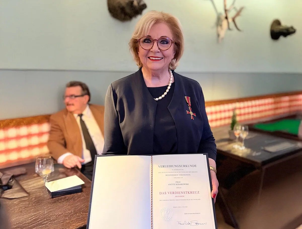 Bundesverdienstkreuz-f-r-Anette-Kosakowski-aus-Seevetal