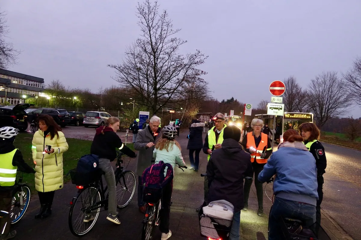 Gro-e-Verkehrsaktion-am-Schulzentrum-Hittfeld-gestartet