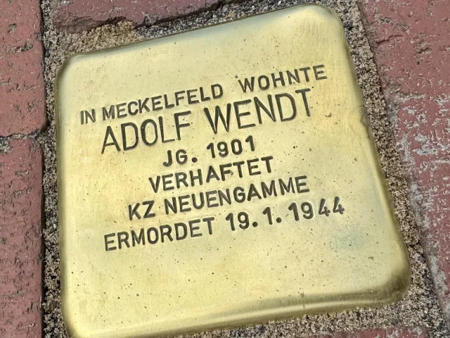 Der Stolperstein von Adolf Wendt vor der Bücherei in Meckelfeld. Foto: Gemeinde Seevetal