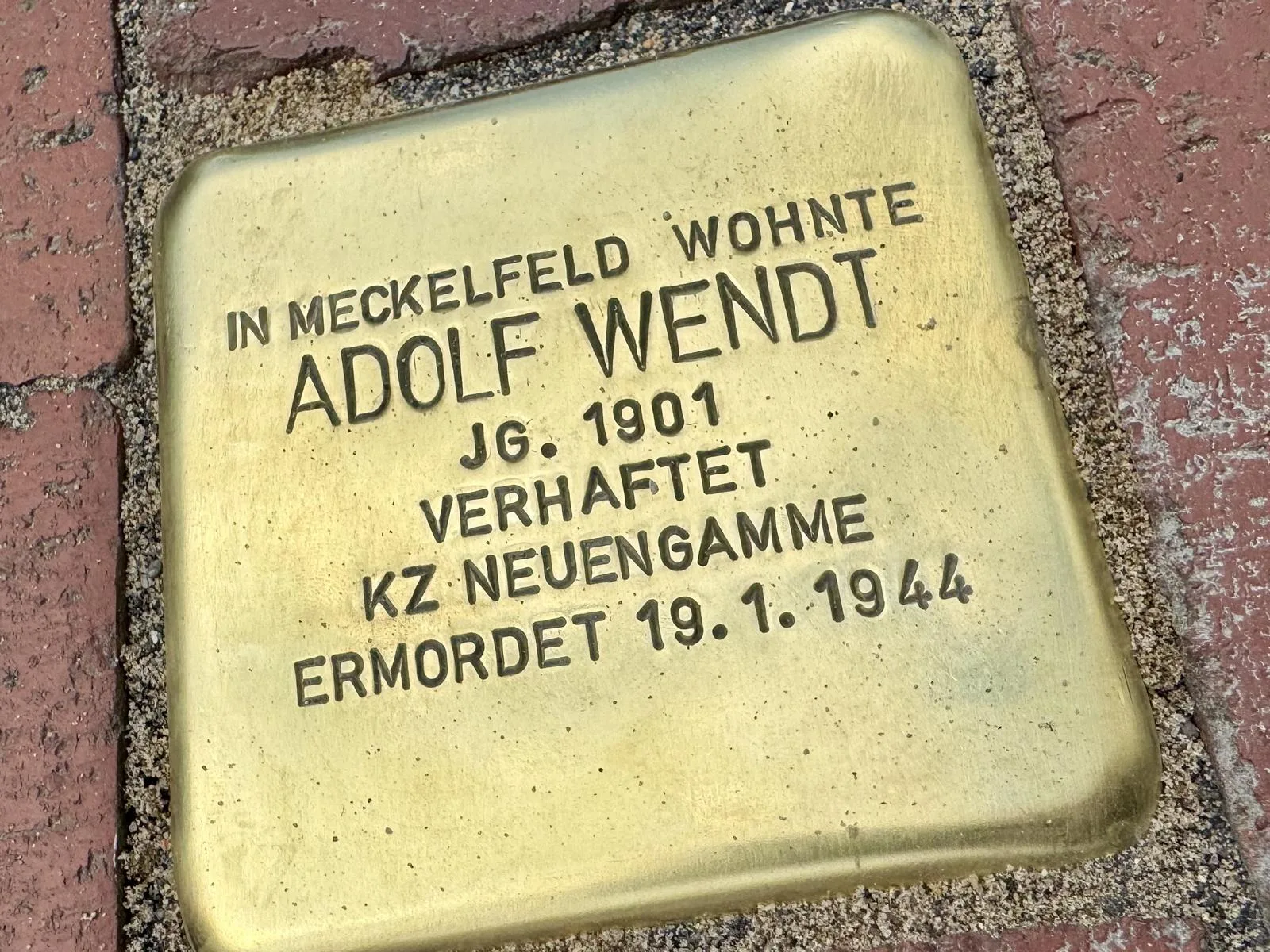 Gedenkveranstaltung-Seevetals-B-rgermeisterin-putzt-Stolpersteine-in-Hittfeld-und-Meckelfeld