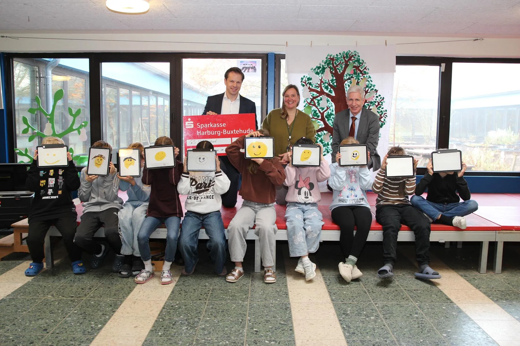 Grundschulkinder-zeigen-Zur-Schule-geht-s-auch-ohne-Auto
