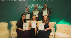 Freuten sich über die sportlichen Erfolge. Von links: Christian Knöbl, Landeskönig Frank Gerdau, Christian Neumann Verena Tegtmeyer, Johanna Born, Ariane Lehmann. Foto: Johannes Thor Täuber