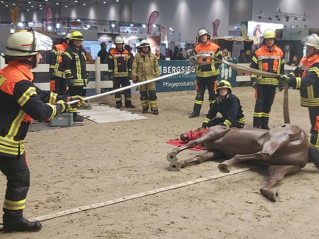 Feuerwehr-Moor-zeigt-Gro-tierrettung-auf-Pferdemesse-in-Hannover