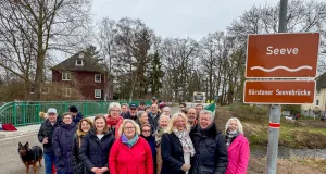 Feierlich wurde die neue Brücke in Hörsten eröffnet: Erste Reihe von links: Projektleiterin Maria Best, Ortsbürgermeisterin Angelika Tumuschat-Bruhn, Gewinnerin Heidi Rieckmann und Ehemann Zwischen Maria Best und Angelika Tumuschat-Bruhn in zweiter Reihe: Seevetals Bürgermeisterin Emily Weede. Foto: Gemeinde Seevetal