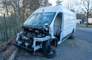 Das Wrack auf dem Rastplatz Hittfeld wurde über Monate hinweg zur Selbstbedienungstheke für Ersatzteile. Foto: JOTO