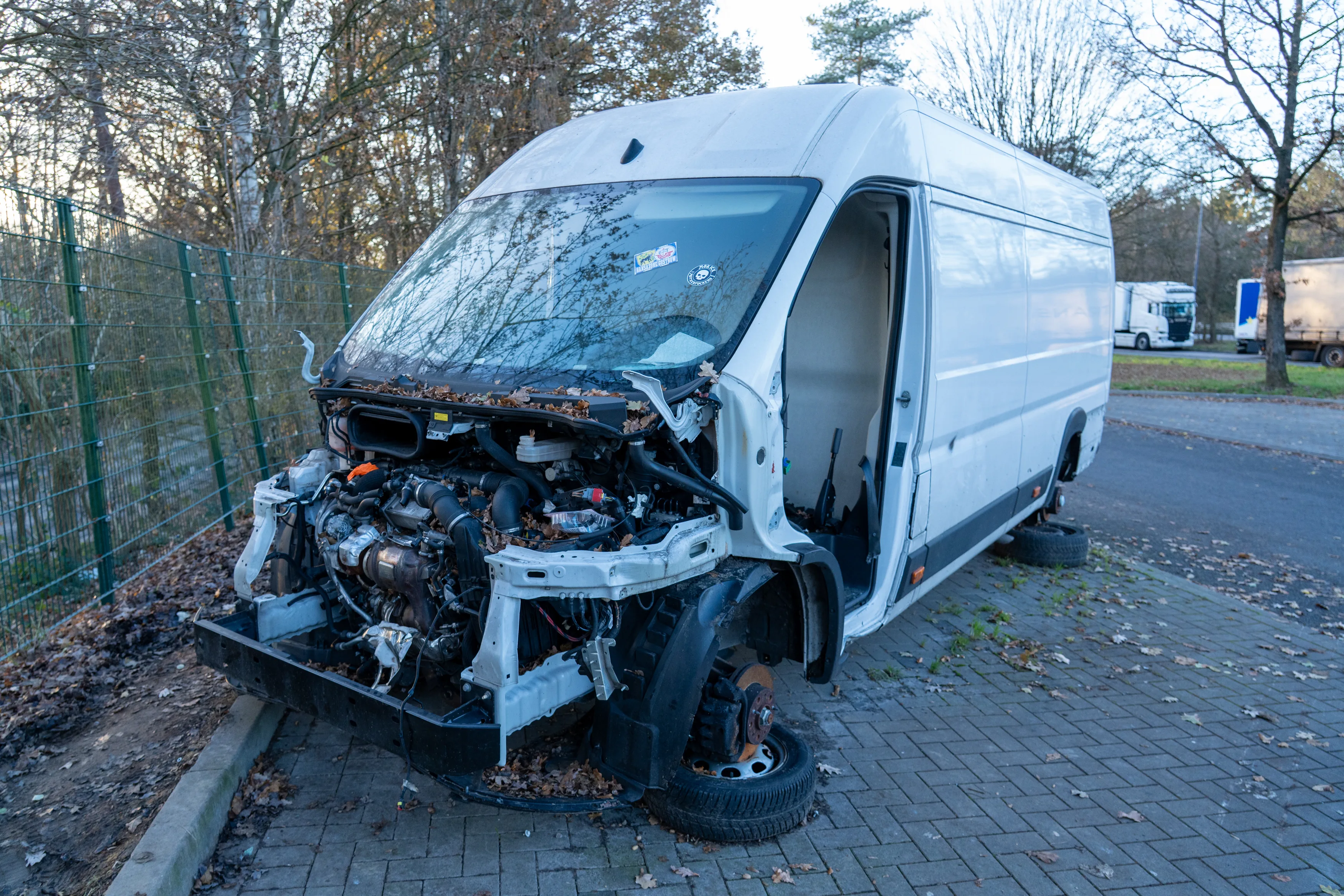Mysteri-ser-Transporter-verschwindet-St-ck-f-r-St-ck-von-A1-Rastplatz