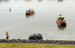 Rettungskräfte befreiten eine Person aus dem versinkenden Fahrzeug. Foto: Hamann