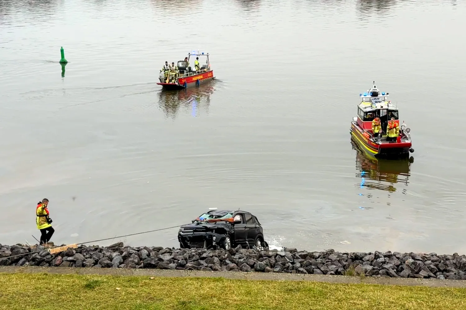 Auto-st-rzt-in-die-Elbe-Einsatzkr-fte-retten-eingeschlossenen-Mann