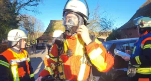 Knapp 25 Einsatzkräfte der Feuerwehren Fleestedt, Glüsingen und Beckedorf/Metzendorf rückten zur Fleestedter Straße Im alten Dorfe aus. Foto: Feldmann