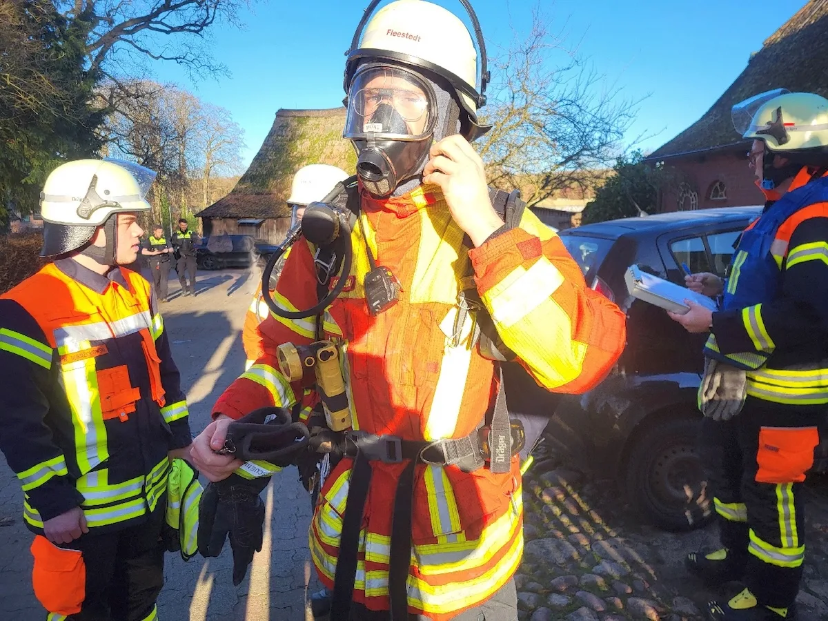 Fleestedt-Zwei-Jugendliche-z-nden-Feuerwerk-in-Wohnung