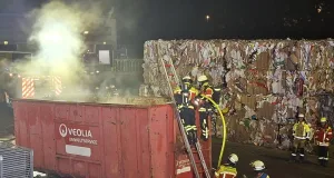 Ein Containerbrand in Stelle erforderte den Einsatz mehrerer Feuerwehren aus Seevetal und Stelle. Foto: Pressestelle Feuerwehr Seevetal
