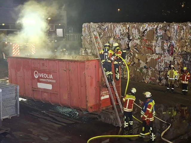 Ein Containerbrand in Stelle erforderte den Einsatz mehrerer Feuerwehren aus Seevetal und Stelle. Foto: Pressestelle Feuerwehr Seevetal