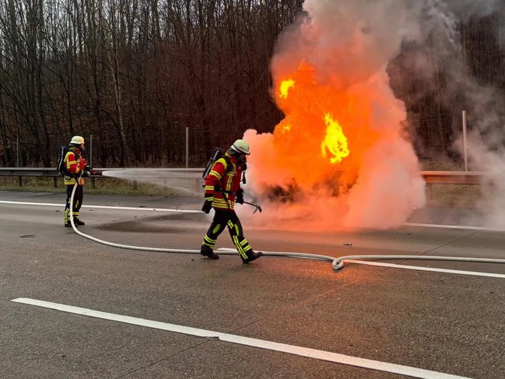 Seevetal-Feuerwehren-l-schen-brennenden-Mercedes-auf-A7