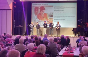 Fünf Schüler der IGS Seevetal präsentierten ihr Seniorenhilfeprojekt. Foto: Schütze