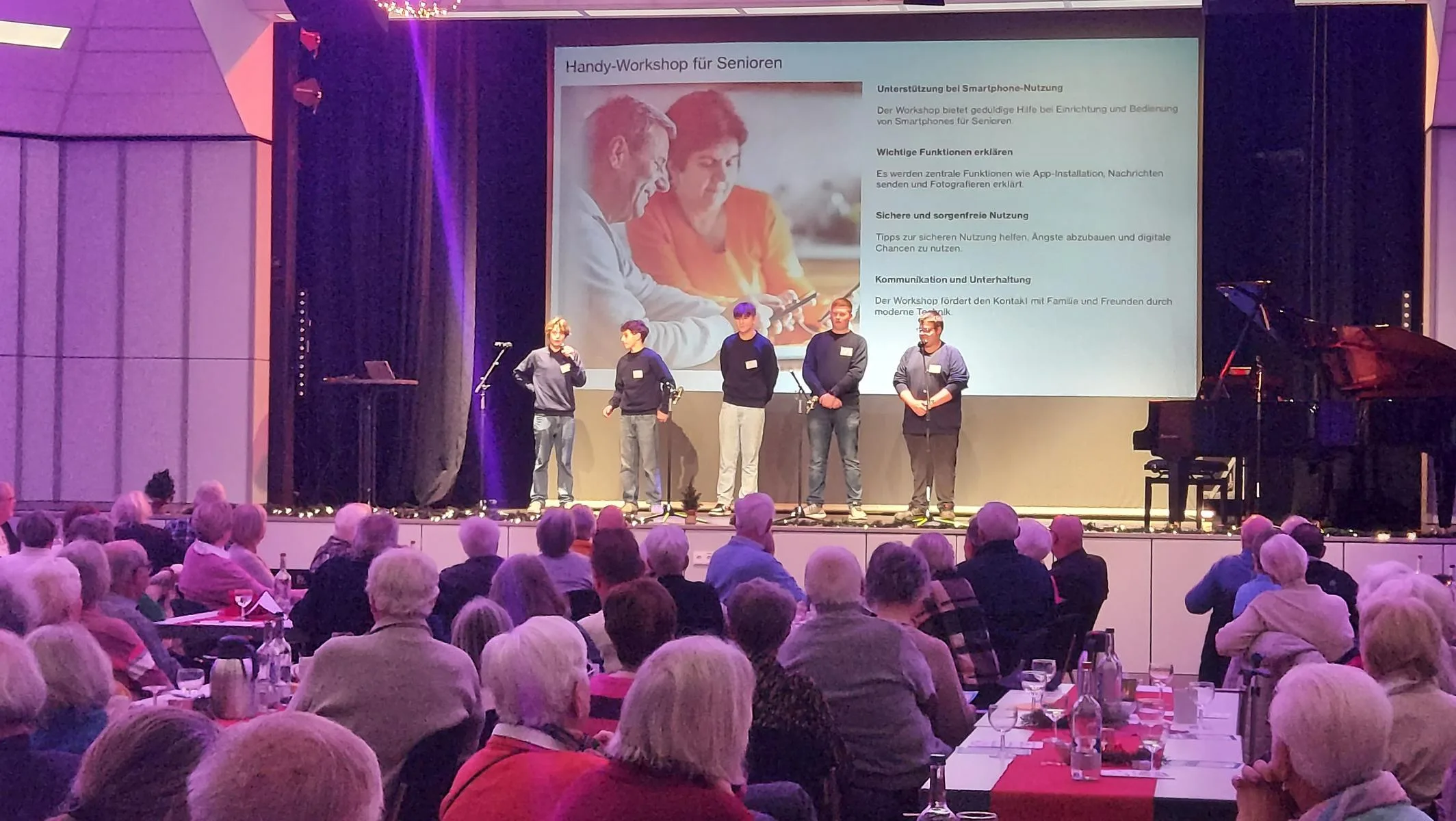 Sch-ler-pr-sentieren-Hilfsprojekt-ber-200-G-ste-bei-Seniorenweihnachtsfeier-in-Hittfeld