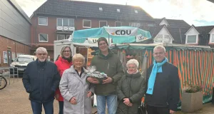 Stefan Reymers verabschiedete sich nach Jahrzehnten vom Fleester Markt. Von links: Dr. Michael Meißner, Heike Hagemann, Berit Rohte, Stefan Reymers, Brigitte Götze , Stefan Frommann. Foto: CDU Seevetal