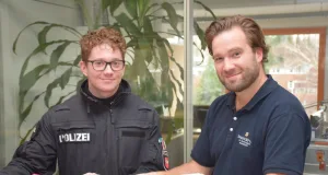 Polizeikommissar Marek Hesse (li.) und Polizeioberkommissar Jonathan Kranich bei der Durchsicht einiger Durchsuchungsberichte. Foto: Polizei