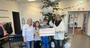 Spendenübergabe in der Grundschule Emmelndorf. Von links: : Nadine Wübbe (kommissarische Schulleiterin der GS Emmelndorf), Ben Smailbegovic, Laurenz Lambrecht, Frau Kosakowski). Foto: ein