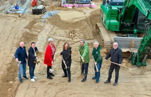 Seevetal investiert 5,7 Millionen Euro in das neue Sporthaus für den TV Meckelfeld. Von links: Michael Rebitsch (stellvertretender Leiter technische Gebäudewirtschaft), Thorsten Hein (Leiter technische Gebäudewirtschaft), Emily Weede (Bürgermeisterin Gemeinde Seevetal), Daniela Deichen (Amtsleiterin Gebäudewirtschaft) Heio Böhm (1. Vorsitzender TV Meckelfeld), Hans-Alfred Thiel (2. Vorsitzender TVM), Peter Langenbeck (Ortsbürgermeister Meckelfeld / Klein-Moor. Foto: Gemeinde Seevetal