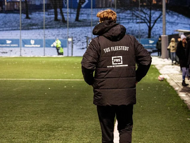 Trainer Lennart Gögel im TuS-Einsatz am HSV-Campus. Foto: Zabel