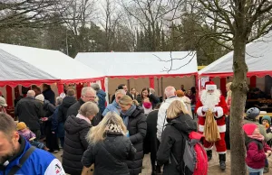 Bereits kurz nach der Eröffnung um 11 Uhr strömten zahlreiche Besucher auf das Schulgelände in Horst. Foto: ein