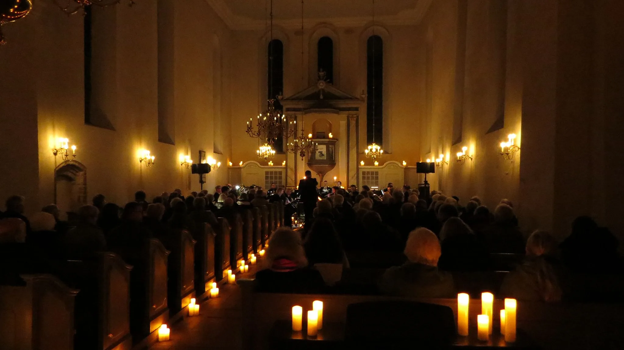 Weihnachtskonzert-im-Kerzenschein-begeistert-300-G-ste-in-Ramelsloh